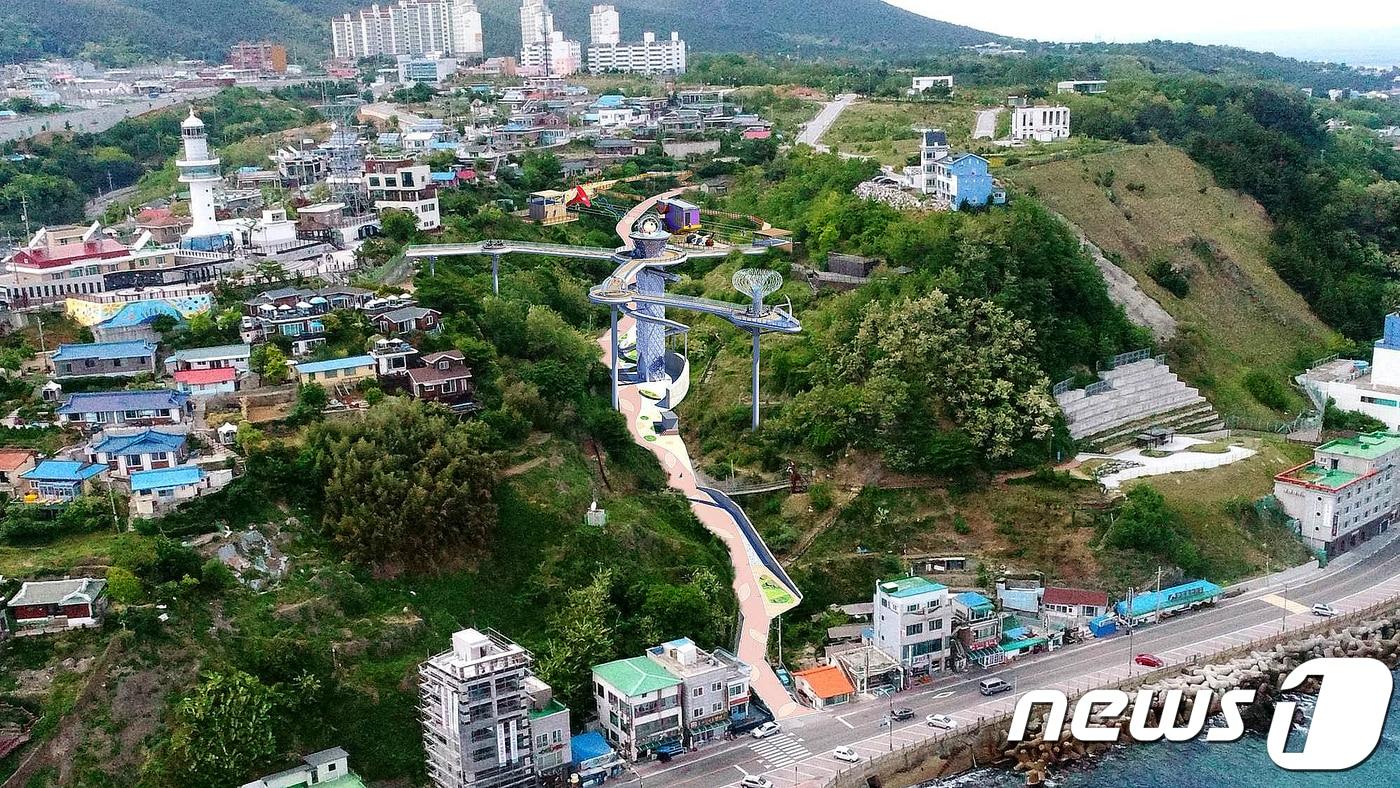 본문 이미지 - 11일 강원도 동해시는 묵호등대와 월소택지 사이에 위치한 도째비골 1만7150㎡ 일원에 총사업비 80억원을 들여 도째비골 스카이밸리 조성 사업을 본격 추진한다 밝혔다. 사진은 도째비골 스카이밸리 전체 전경 예상도. (동해시 제공) 2018.5.11/뉴스1 ⓒ News1 서근영 기자