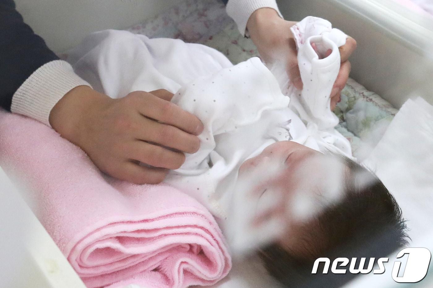 본문 이미지 - 서울의 한 영아일시보호소에서 한 직원이 사랑의 손길을 기다리는 아이들을 돌보고 있다.  (사진은 기사 내용과 무관함) / 뉴스1 ⓒ News1