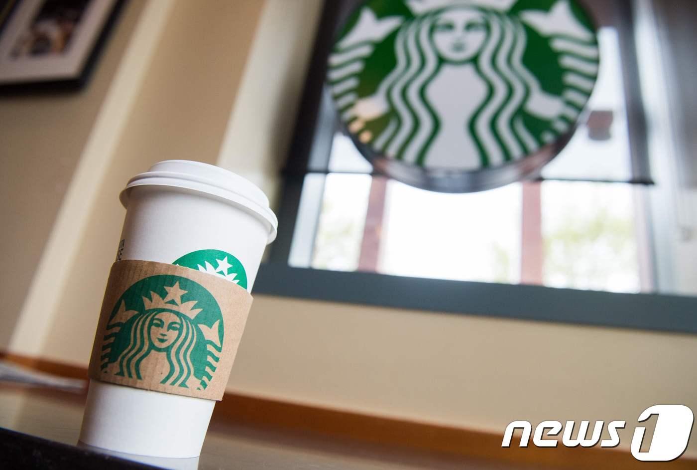 스타벅스 컵과 로고. 2018.04.17 / AFP