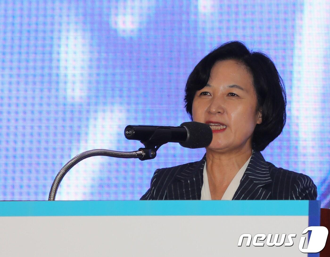 본문 이미지 - 추미애 더불어민주당 대표가 11일 울산 종하체육관에서 열린 울산시당 6·13지방선거 전당원 결의대회에 참석해 격려사를 하고 있다. 2018.5.11/뉴스1 ⓒ News1 조민주 기자