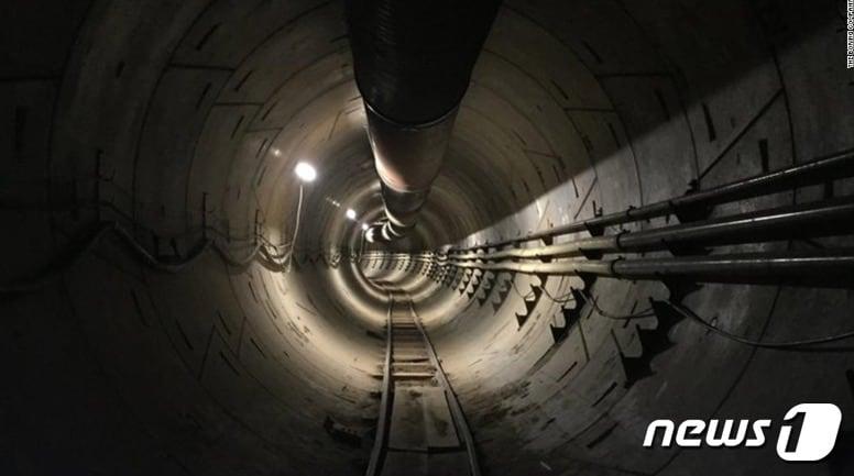 본문 이미지 - 일론 머스크가 10일(현지시간) 공개한 로스앤젤레스(LA) 초고속 지하터널 모습. ⓒ News1
