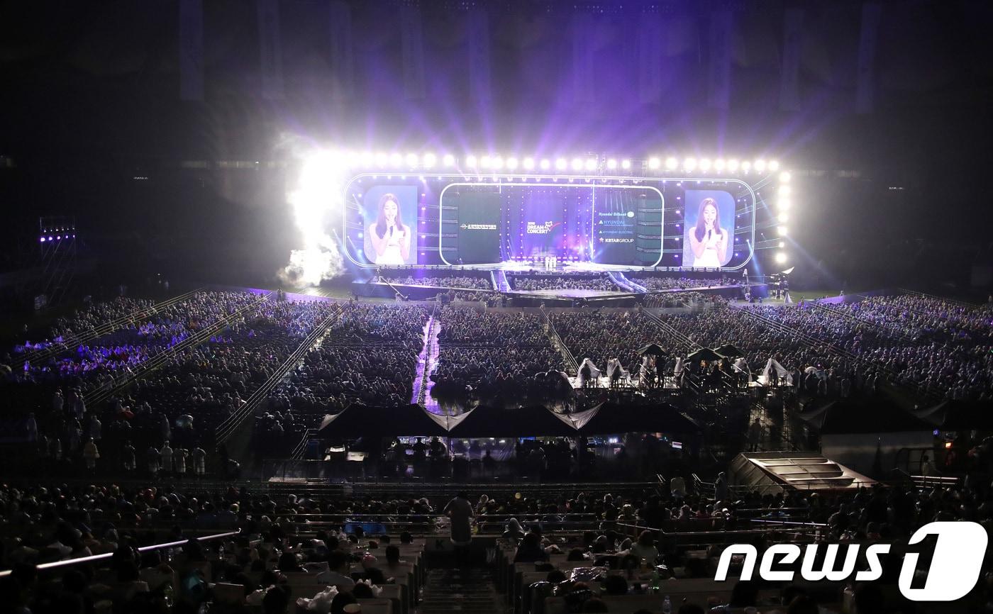 서울 월드컵경기장에서 K-POP 가수들이 총출동 한 가운데 ‘2018 드림콘서트’가 열리고 있다. 2018.5.12./뉴스1 ⓒ News1 권현진 기자