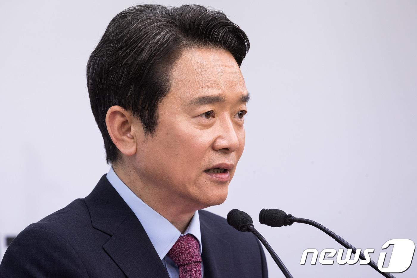 본문 이미지 - 남경필 자유한국당 경기도지사 예비후보가 13일 서울 여의도 자유한국당 중앙당사에서 기자회견을 열고 이재명 더불어민주당 경기도지사 예비후보가 지난해 친형, 형수와 통화한 내용이 담긴 녹음파일과 관련해 "상식 이하의 인격을 가진 이 전 시장을 선거파트너로 인정할 수 없다＂며 민주당과 추미애 대표에게 후보 교체를 요구하고 있다. 2018.5.13/뉴스1 ⓒ News1 유승관 기자