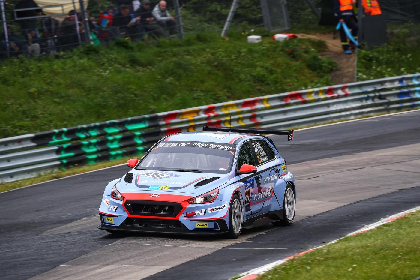 현대차의 i30 N TCR이 뉘르부르크링 24시 내구레이스에서 경주하는 모습(현대차 제공)ⓒ News1