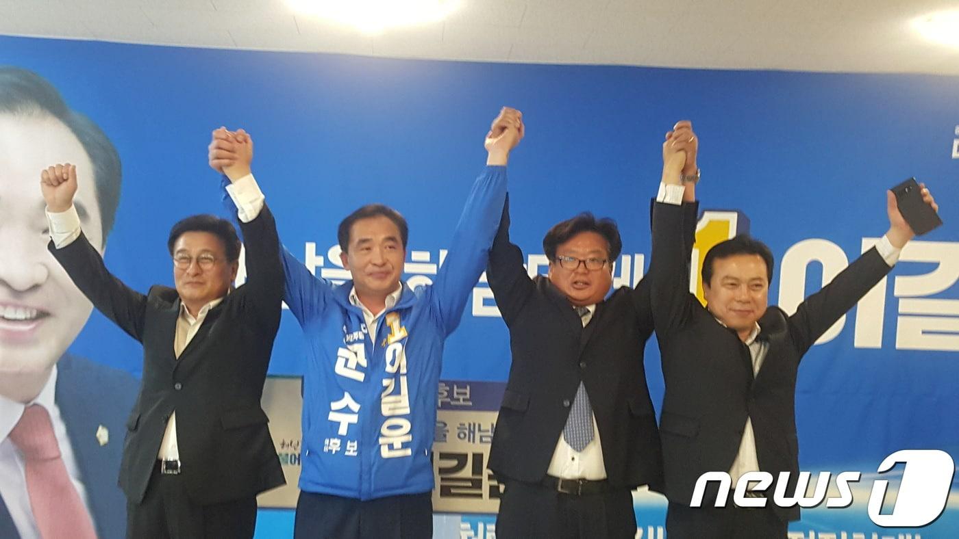 본문 이미지 - 더불어민주당 이길운 전남 해남군수 예비후보가 지난 10일 선거사무소 개소식에서 경선에 참여했던 후보들과 만세를 외치며 승리를 다짐했다.(이길운 선거사무소 제공) ⓒ News1
