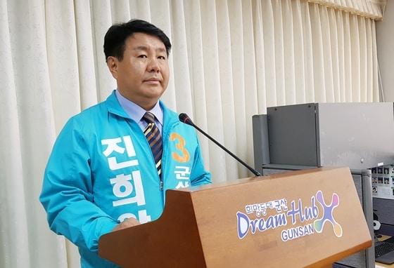 본문 이미지 - 진희완 바른미래당 군산시장 예비후보가 기자회견을 갖고 있다.ⓒ News1