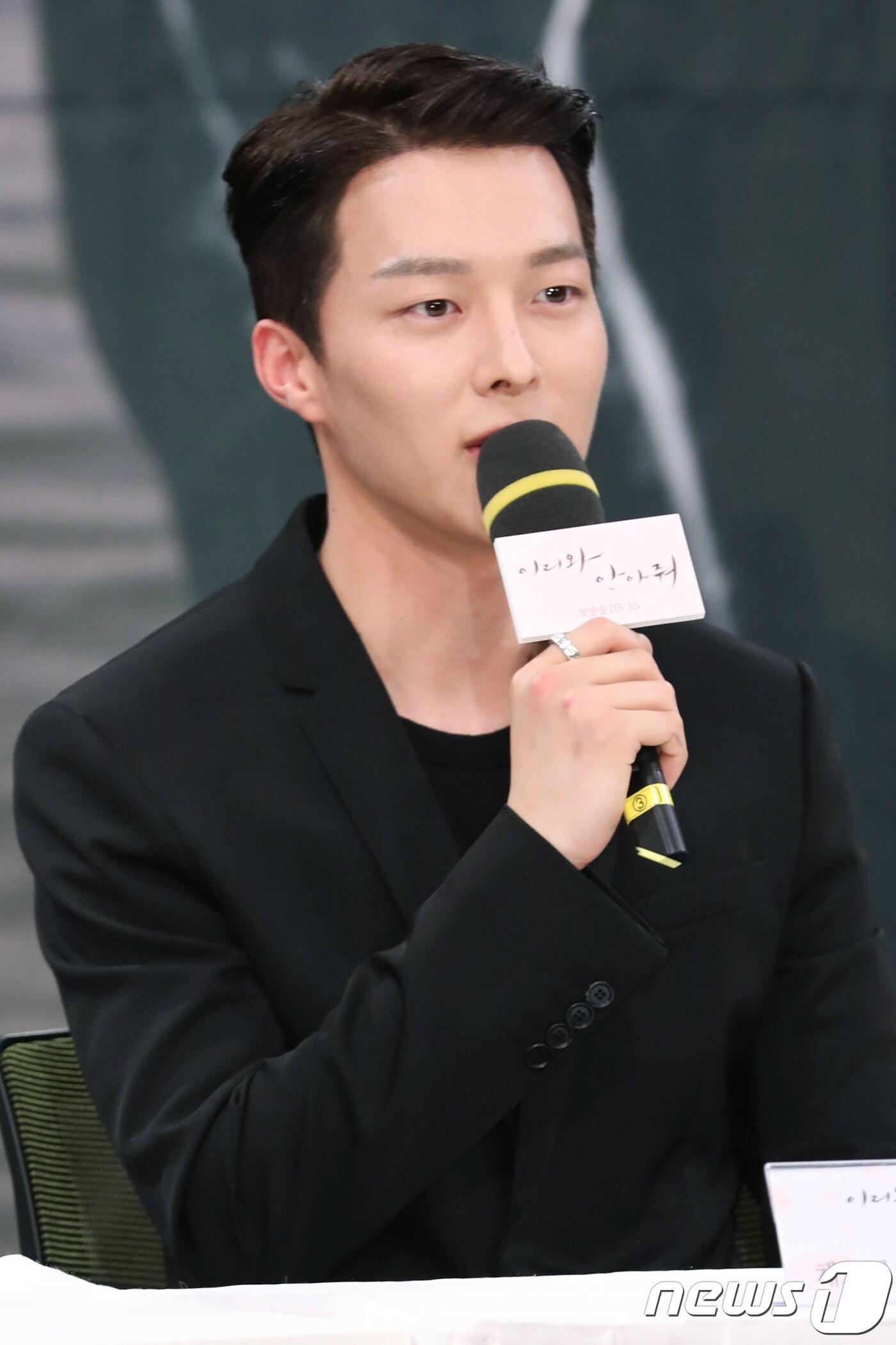 본문 이미지 - 배우 장기용이 14일 오후 서울 상암 MBC홀에서 진행된 MBC 새 수목드라마 '이리와 안아줘' 제작발표회에 참석해 인사말을 전하고 있다. 2018.05.14./뉴스1 ⓒ News1 강고은 에디터