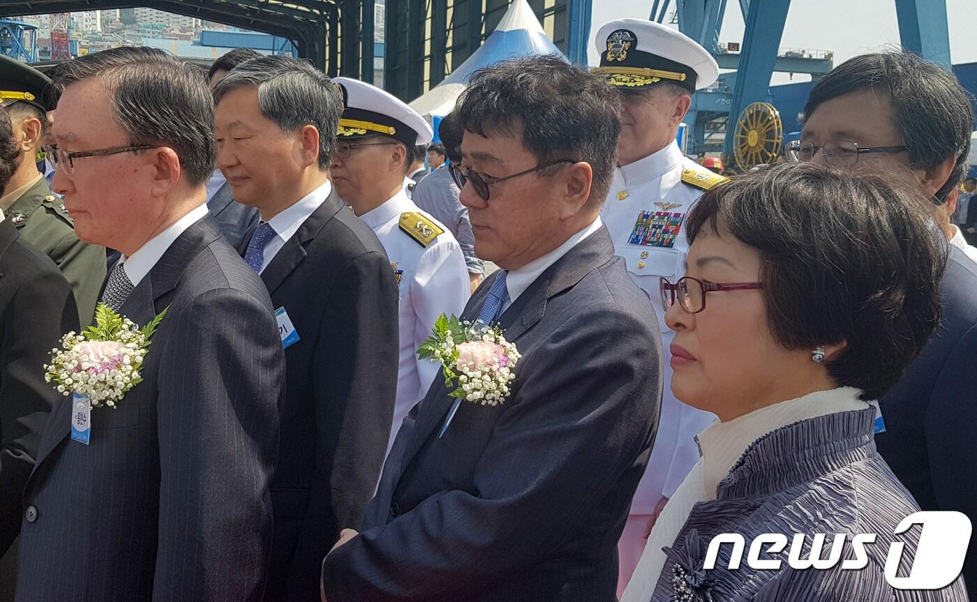 본문 이미지 - 14일 오후 부산 한진중공업 영도조선소에서 열린 해군의 대형수송함 마라도함 진수식에 참석한 조남호 한진중공업홀딩스 회장(왼쪽 앞줄 두번째)이 해군관 계자로부터 설명을 듣고 있다.ⓒ News1