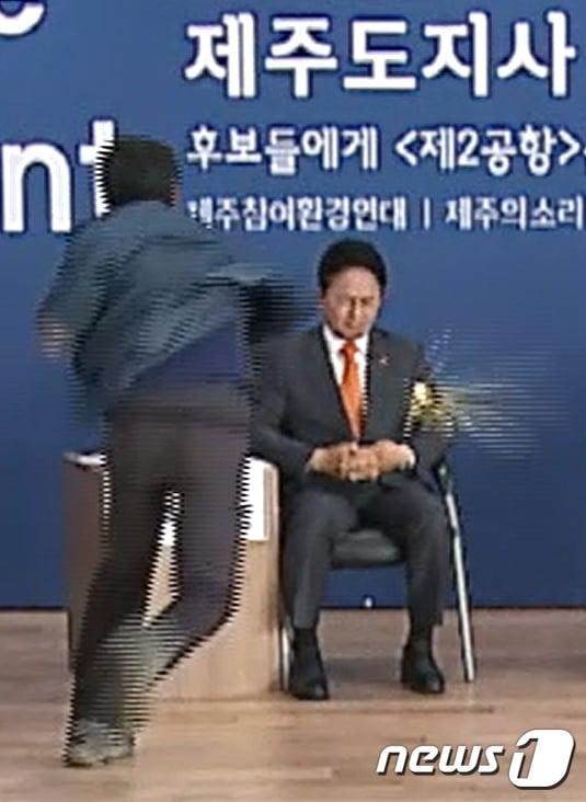 본문 이미지 - 14일 제주시 벤처마루에서 열린 '2018 지방선거 제주도지사 후보 원포인트 토론회'에서 김모씨가 원희룡 예비후보에게 계란을 던지고 있다. 김씨는 이후 원 후보의 얼굴을 폭행한 뒤 흉기로 자해했다.. (원희룡 캠프 제공)2018.5.14/뉴스1 ⓒ News1