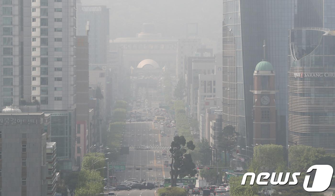 본문 이미지 - 서울을 비롯한 내륙 대부분 지역에 초미세먼지 농도가 ‘나쁨’ 단계를 보인 15일 오전 서울 도심이 뿌옇게 보이고 있다. 2018.5.15/뉴스1 ⓒ News1 허경 기자