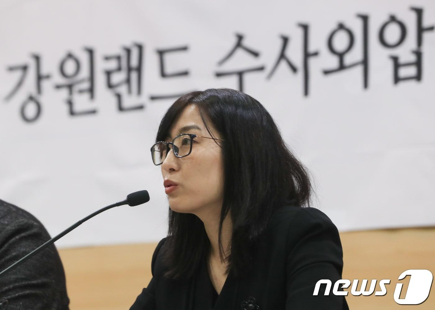 강원랜드 채용비리 수사와 관련한 외압 의혹을 폭로했던 안미현 검사가 15일 서울 서초구 변호사 교육문화관에서 기자회견을 열고 수사 상황에 대한 입장을 발표하고 있다. 2018.5.15/뉴스1 ⓒ News1 허경 기자