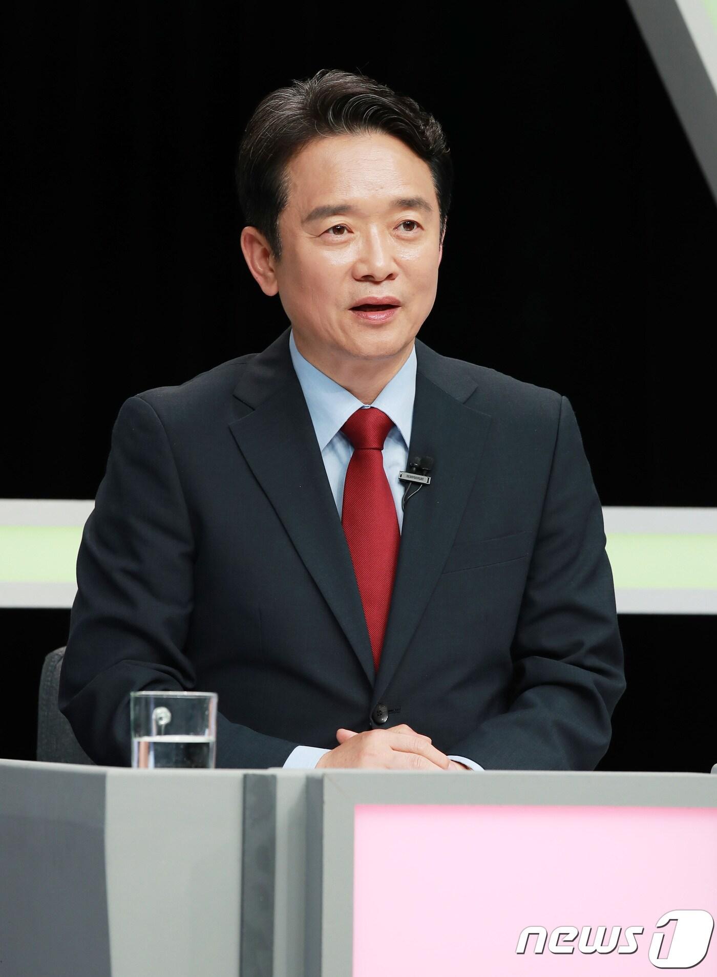 본문 이미지 - 남경필 자유한국당 경기도지사 예비후보가 15일 오후 경기도 수원시 티브로드 수원방송에서 열린 제7회 전국동시지방선거 경기도지사 예비후보 초청토론회 시작에 앞서 리허설을 하고 있다. (남경필 후보 캠프 제공) 2018.05.15/뉴스1 ⓒ News1 오장환 기자