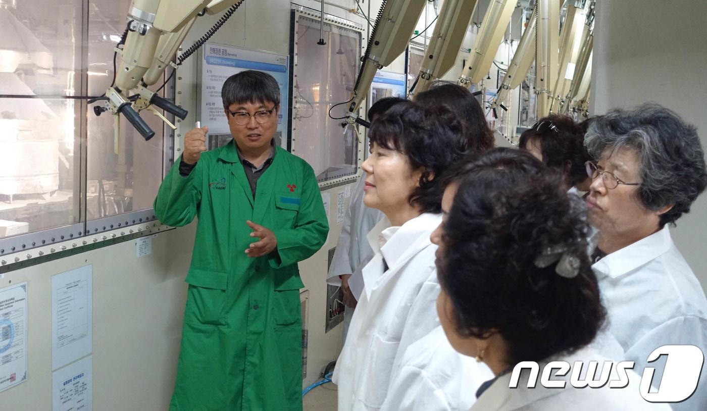 대전 유성구 한국원자력연구원에서 지역주민들이 파이로프로세싱과 소듐냉각고속로 관련 연구시설을 둘러보고 있다.(한국원자력연구원 제공) 2018.5.15/뉴스1 ⓒ News1 주기철 기자