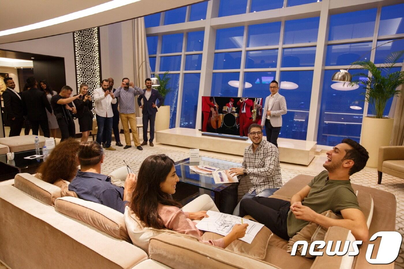 삼성전자는 지난 13일(현지시간)부터 이틀간 두바이의 JW 마르퀴스(JW Marquis) 호텔 69층에 위치한 고급 펜트하우스에서 중동 지역 최초로 2018년형 QLED TV 출시 행사를 열었다고 밝혔다.(삼성전자 제공) 2018.5.16/뉴스1 ⓒ News1