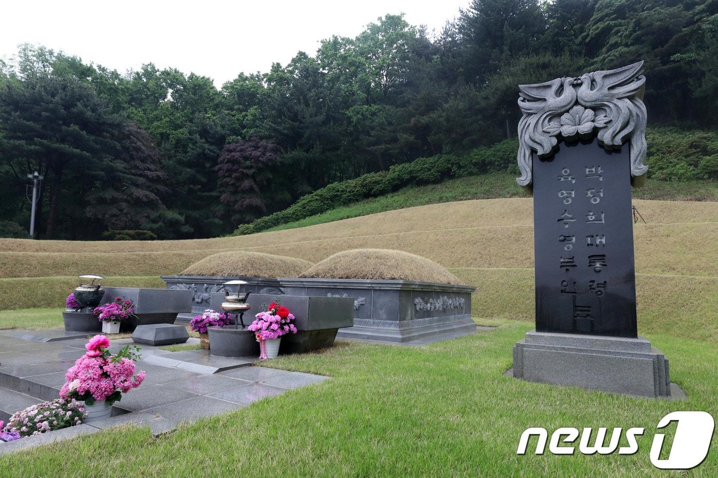 본문 이미지 - 서울 동작구 국립현충원 박정희 전 대통령과 육영수 여사 묘소에 참배객이 놓은 조화가 놓여있다.  2018.5.16/뉴스1 ⓒ News1 박세연 기자