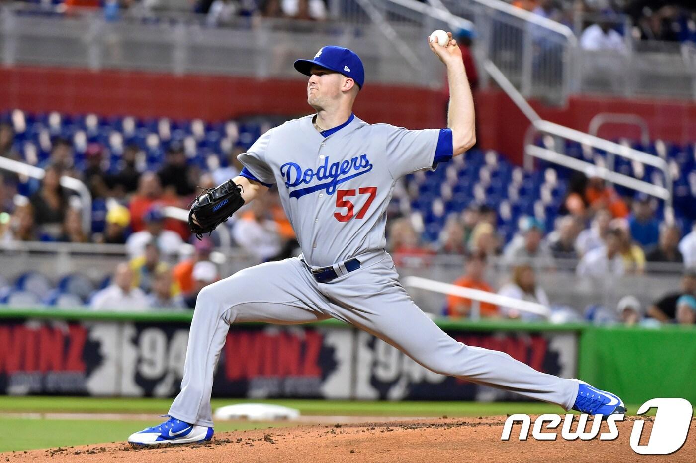본문 이미지 - LA다저스의 좌완 선발 알렉스 우드가 16일(한국시간) 미국 플로리다주 마이애미의 말린스 파크에서 열린 2018 메이저리그 마이애미 말린스와의 경기에서 역투하고 있다. ⓒAFP=News1