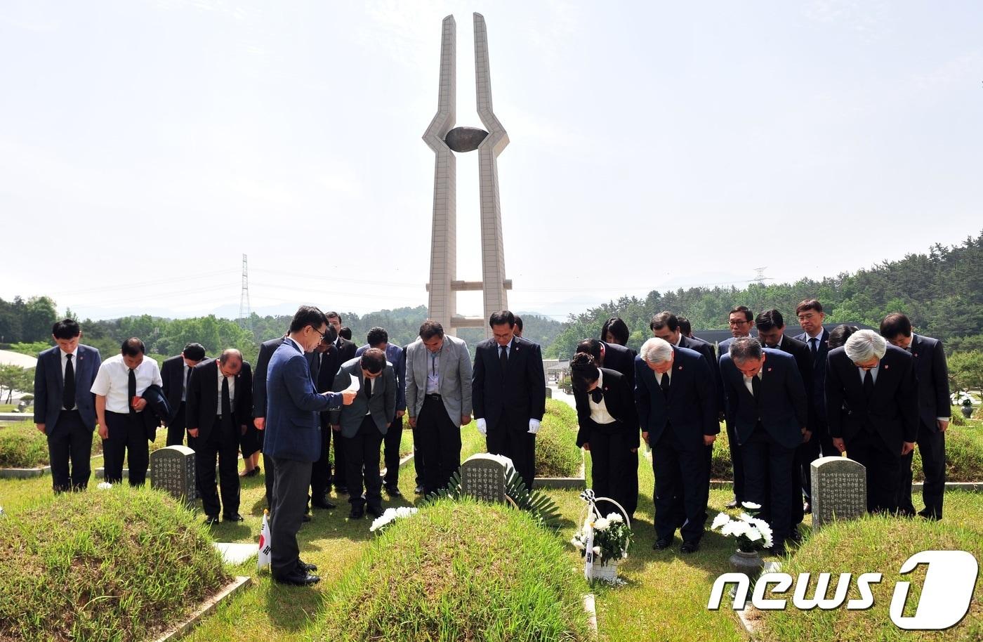 광주시교육청 교직원 30여명이 15일 광주 북구 운정동 국립5.18민주묘지를 참배하고 있다.(광주시교육청 제공)2018.5.16/뉴스1 ⓒ News1