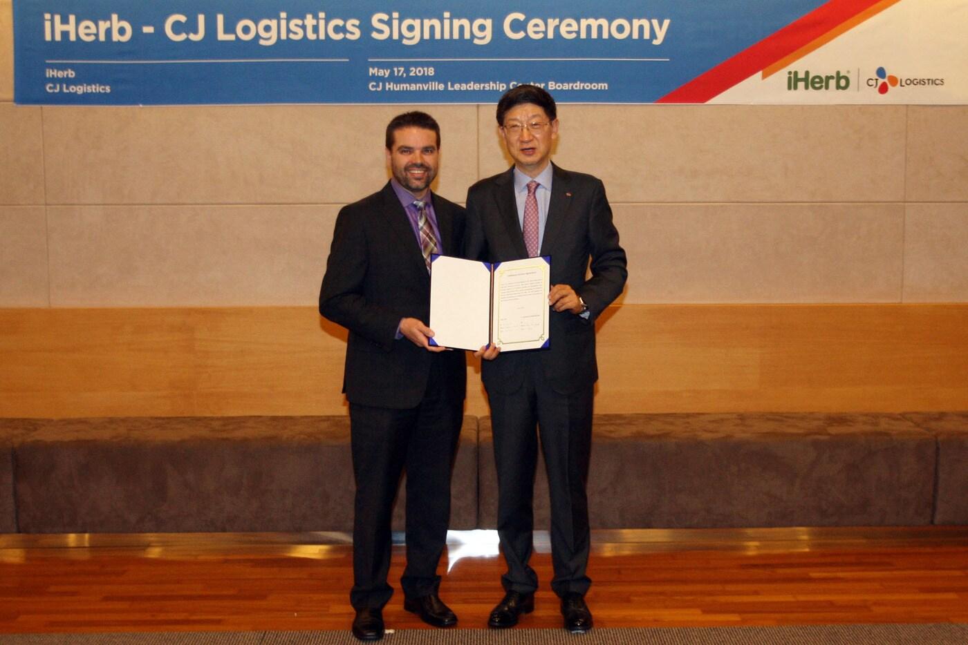 박근태 CJ대한통운 사장(오른쪽)과 케네스 로즈 아이러브 최고재무책임자가  아시아권역 국제물류센터 관련 협약 후 기념촬영을 하고 있다.ⓒ News1이승환 기자