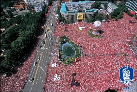 본문 이미지 - 한국축구의 독특한 문화로 자리매김한 거리응원. (대한축구협회 제공) ⓒ News1