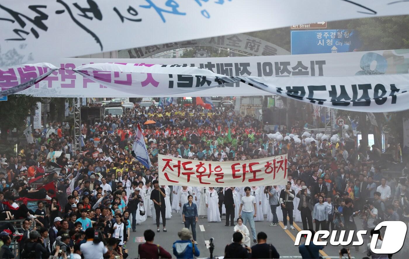 본문 이미지 - 1980년 5월 광주를 재현해 진상규명 공감대를 모으는 38주기 5·18민주화운동 전야행사가 '보아라 오월의 진실, 불어라 평화의 바람'을 주제로 17일 오후 광주 동구 금남로 거리에서 펼쳐진 가운데 5월 어머니를 선두로 민주대행진이 펼쳐지고 있다. 2018.5.17/뉴스1 남성진 ⓒ News1 남성진 기자