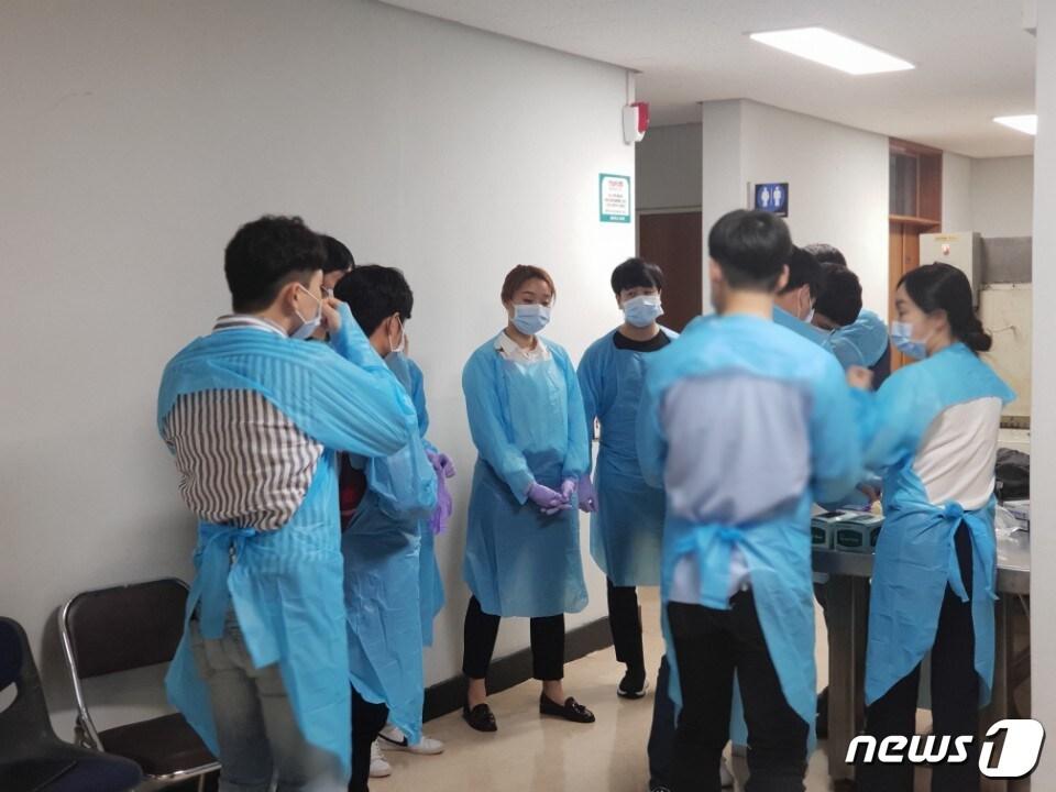 본문 이미지 - 119 구급대원들이 지난 17일 서울대 의대에서 해부실습교육을 시작하기 앞서 긴장한 표정으로 대기하고 있다. ⓒ News1 이재상 기자