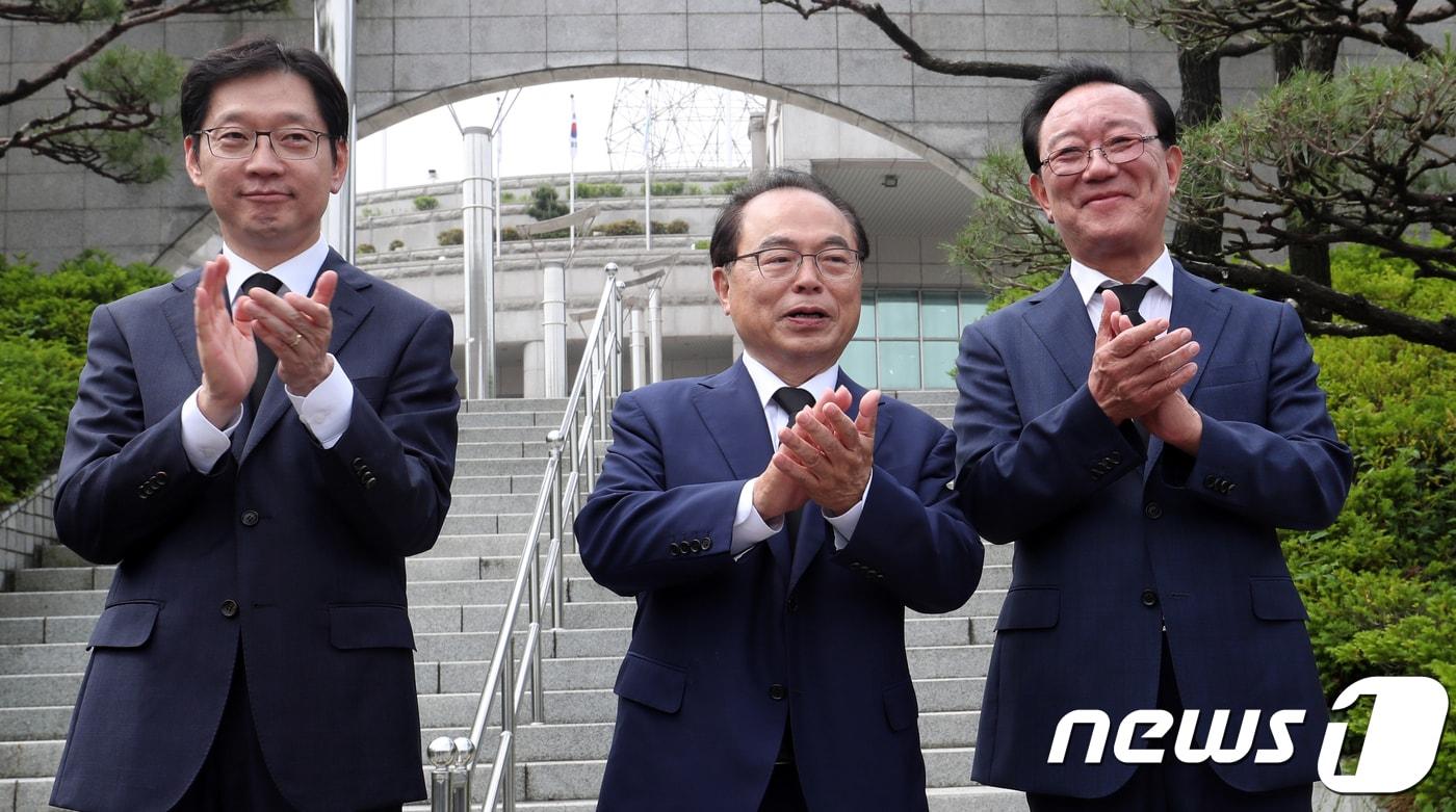 본문 이미지 - 김경수 더불어민주당 경남지사 예비후보(왼쪽부터),오거돈 더불어민주당 부산시장 예비후보, 송철호 더불어민주당 울산시장 예비후보가 18일 오전 부산 중구 부산민주공원에서 박수를 치고 있다. 2018.5.18/뉴스1 ⓒ News1 여주연 기자