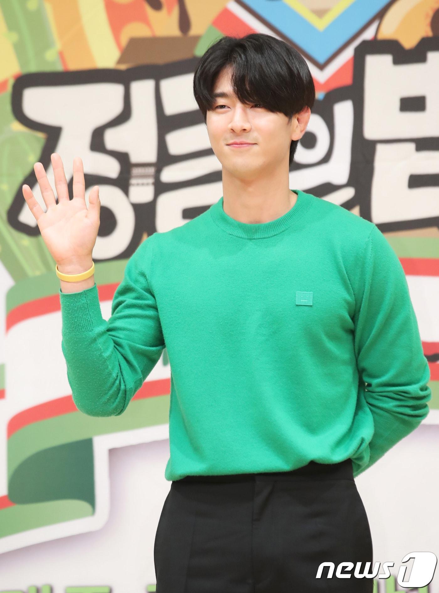 본문 이미지 - 배우 이종화가 18일 오후 서울 양천구 목동 SBS에서 진행된 SBS '정글의 법칙 in 멕시코' 기자간담회에 참석해 포즈를 취하고 있다. 2018.5.18./뉴스1 ⓒ News1 권현진 기자