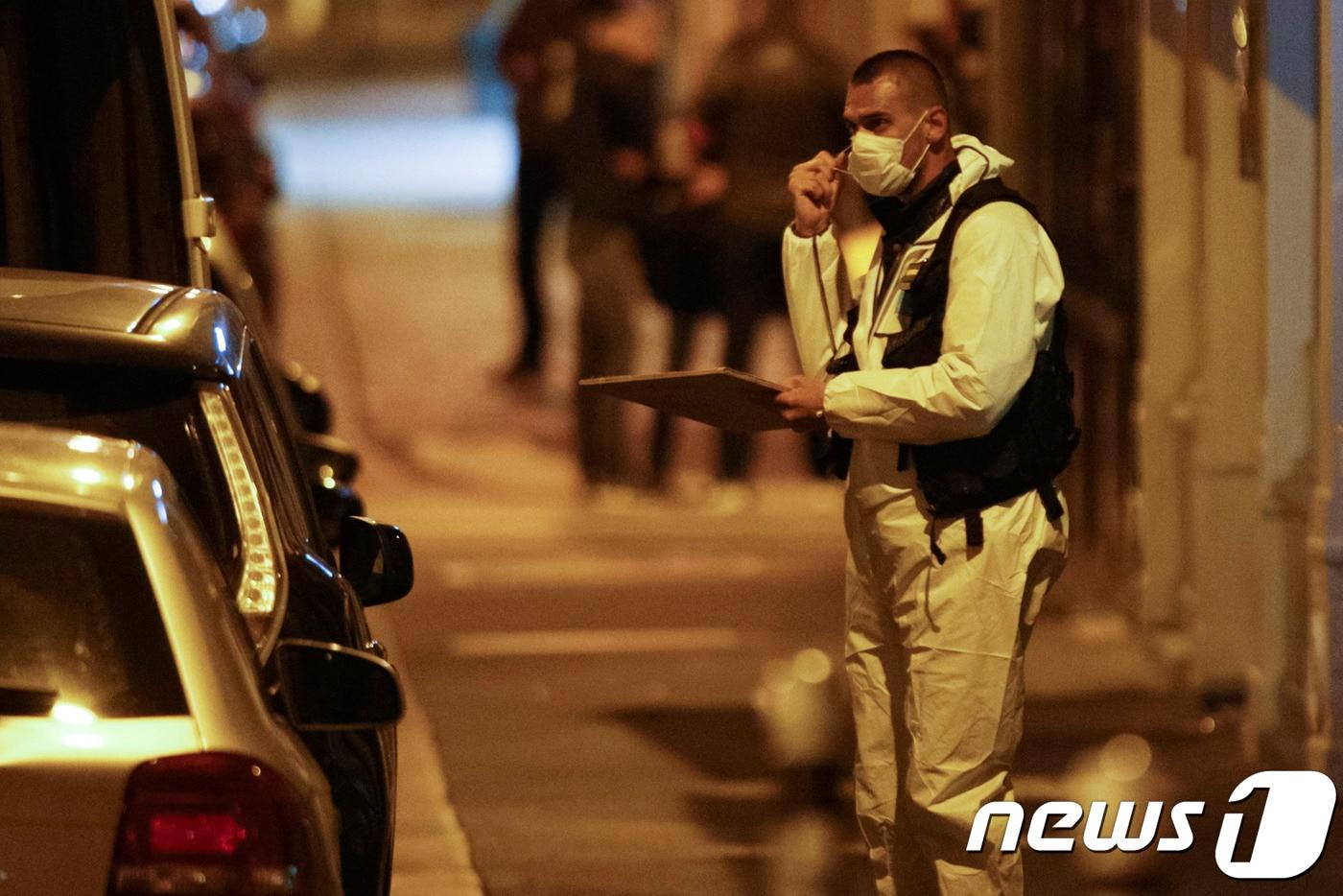 본문 이미지 - 프랑스 파리에서 지난 12일 밤 '칼부림 테러'가 벌어진 현장 <자료사진> ⓒ AFP=뉴스1