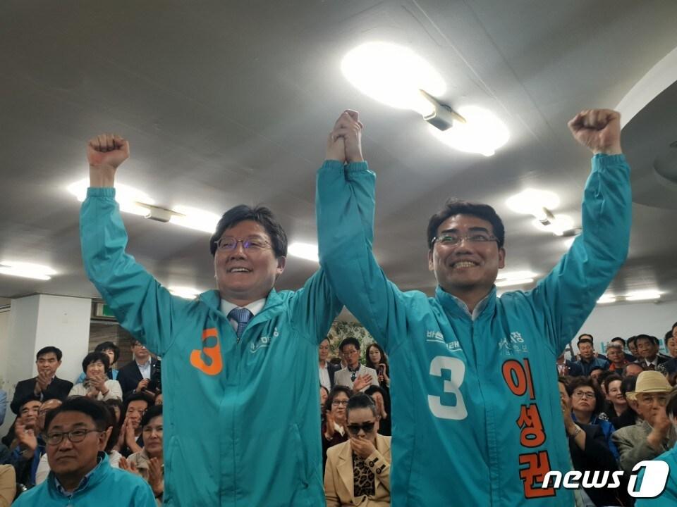 본문 이미지 - 18일 오후 부산 중구에서 열린 이성권 바른미래당 부산시장 예비후보 선거사무실 개소식에서 유승민 바른미래당 당대표 이성권 부산시장 예비후보가 손을 들고 기념촬영을 하고 있다. 2018.5.18/뉴스1 ⓒ News1
