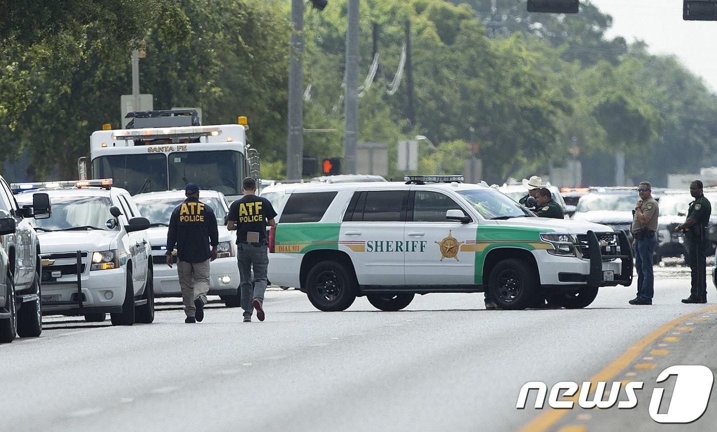 본문 이미지 - 18일(현지시간) 총기 난사 사건이 벌어진 벌어진 텍사스 산타페 고교. ⓒ AFP=뉴스1