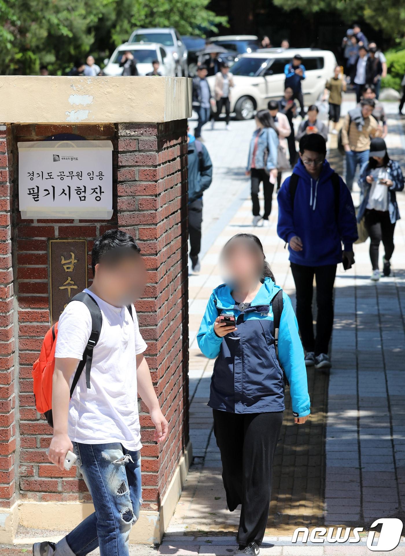 본문 이미지 - 올해 8월말 기준 경기도청에 근무중인 공무원 4309명 중 여성은 40.8%인 1756명인 것으로 파악됐다. 이는 전년 여성 공무원 비율 39.6%에 비해 1.2%p 높아진 것이다./뉴스1 ⓒ News1 오장환 기자