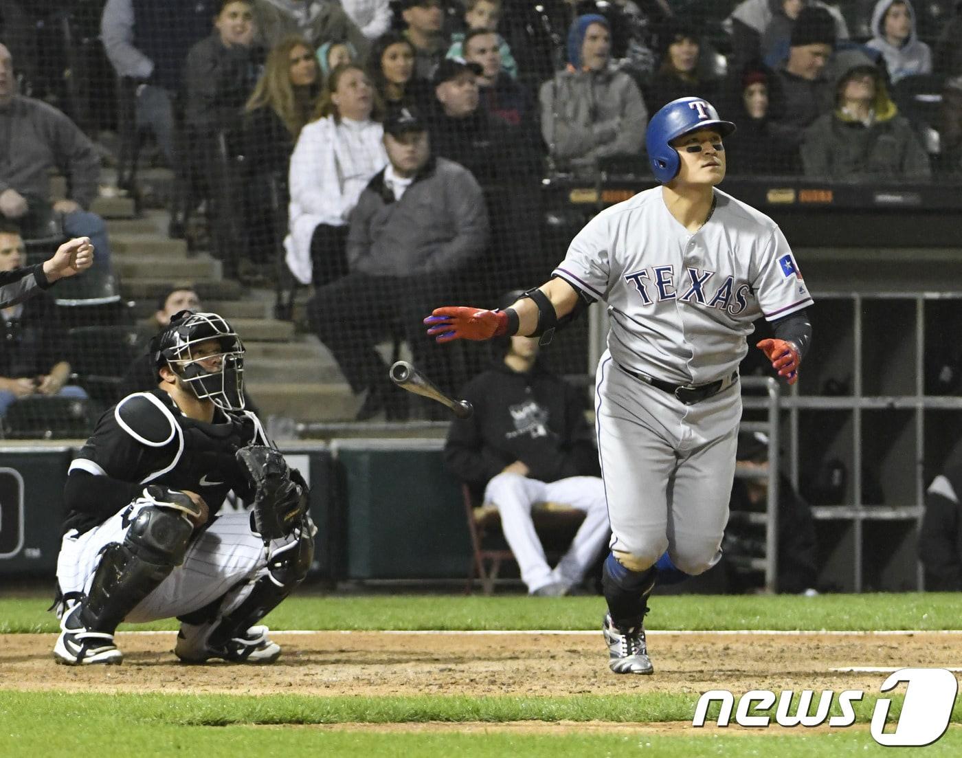본문 이미지 - 19일(한국시간) 미국 일리노이주 시카고 개런티드 레이트필드에서 열린 2018 메이저리그 시카고 화이트삭스전에서 3회초 만루홈런을 치고 타구를 바라보는 추신수(36·텍사스 레인저스). ⓒAFP=News1
