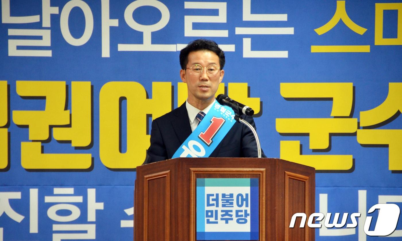 본문 이미지 - 유영목 더불어민주당 영월군수 예비후보가 19일 강원 영월군에서 선거서무소 개소식을 갖고 인사말을 전하고 있다. 2018.5.19/뉴스1 ⓒ News1 박하림 기자