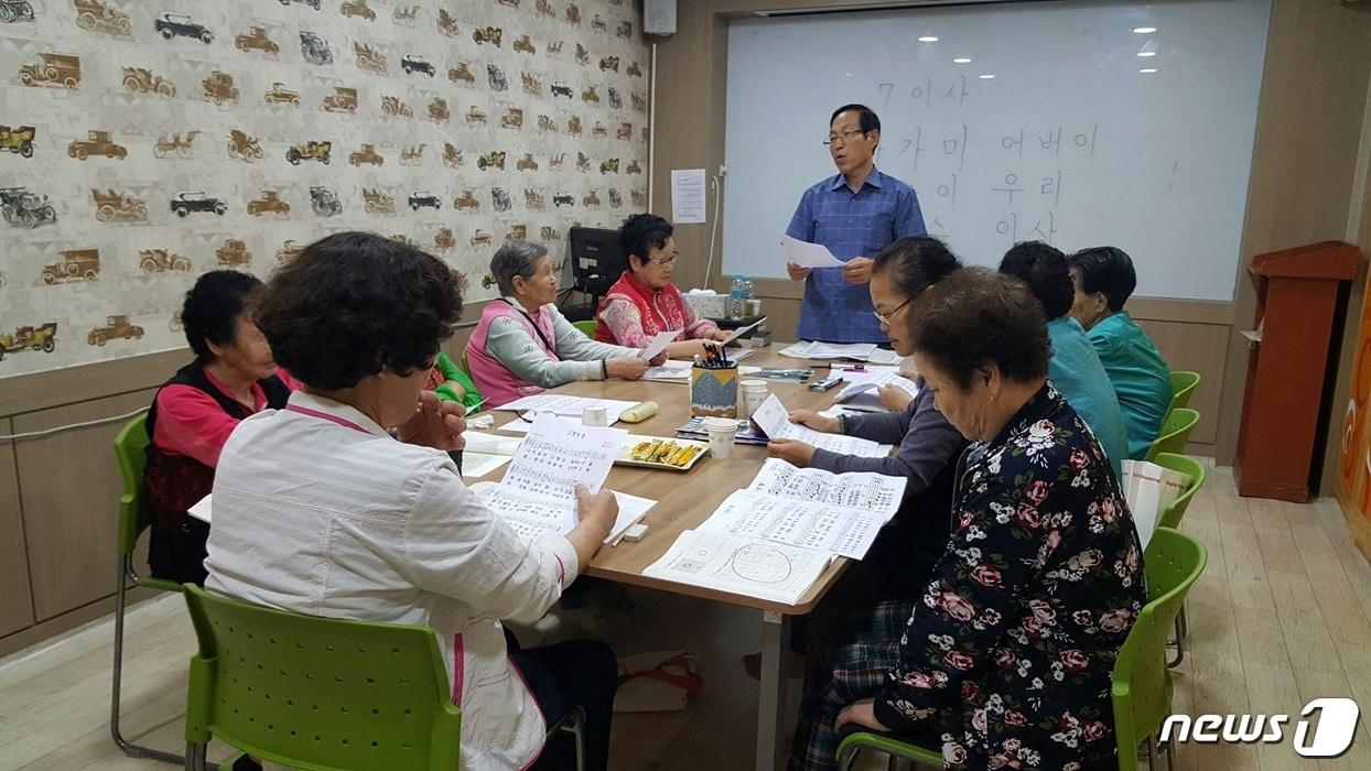 본문 이미지 - 김제시가 교육의 기회를 놓친 성인들을 대상으로 성인문해교육을 하고 있다.ⓒ News1