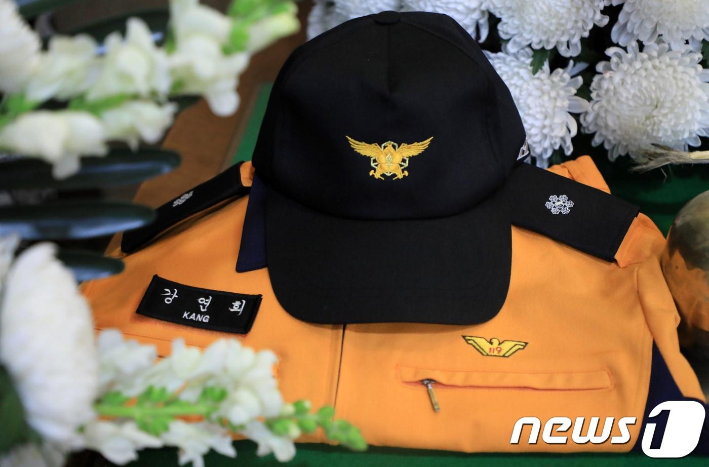 본문 이미지 - 2일 전북 전주시 대송장례식장에 마련된 故 강연희 소방위의 빈소에 고인의 근무복이 놓여져 있다. 故 강 소방위는 구조하던 취객에 폭행당한 후 극심한 스트레스를 호소하다 뇌출혈로 쓰러져 숨졌다.2018.5.2/뉴스1 ⓒ News1 문요한 기자