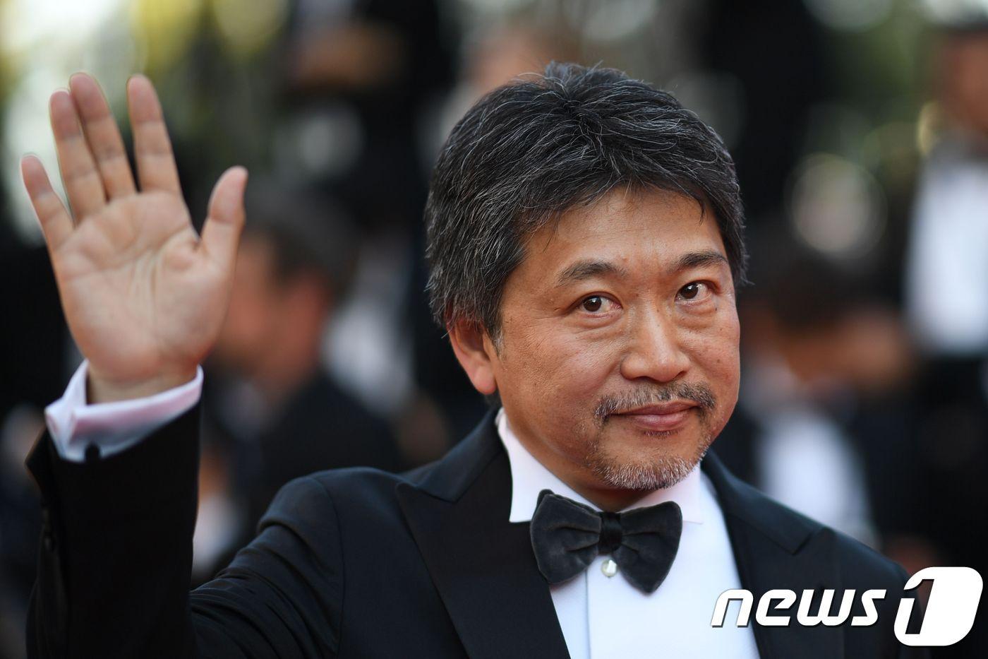 Japanese director Hirokazu Kore-Edawaves as he arrives on May 19, 2018 for the closing ceremony and the screening of the film "The Man Who Killed Don Quixote" at the 71st edition of the Cannes Film Festival in Cannes, southern France. / AFP PHOTO / Loic VENANCE ⓒ AFP=뉴스1