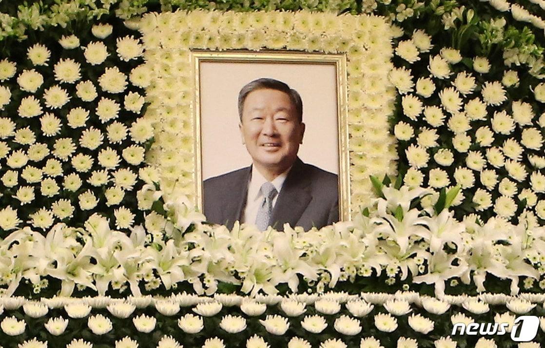 본문 이미지 - 20일 오후 서울 종로구 서울대병원 장례식장에 마련된 LG그룹 구본무 회장 빈소에 영정이 놓여 있다. 구 회장은 이날 오전 9시52분 숙환으로 세상을 떠났다. 향년 73세이다. (LG그룹 제공) 2018.5.20/뉴스1 ⓒ News1 박지혜 기자