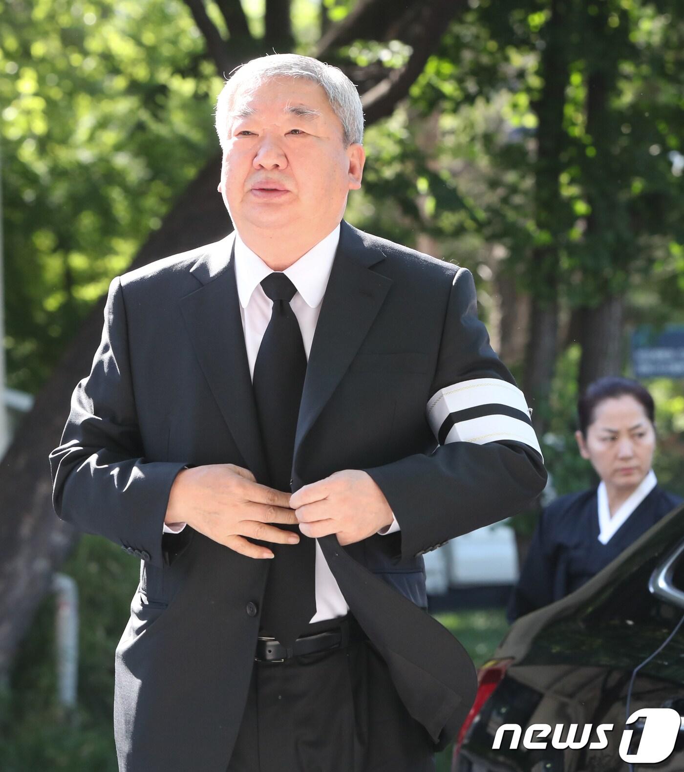 본문 이미지 - 구본능 희성그룹 회장이 21일 서울 종로구 서울대병원 장례식장에 마련된 故 구본무 LG그룹 회장의 빈소에 들어서고 있다. 2018.5.21/뉴스1 ⓒ News1 허경 기자