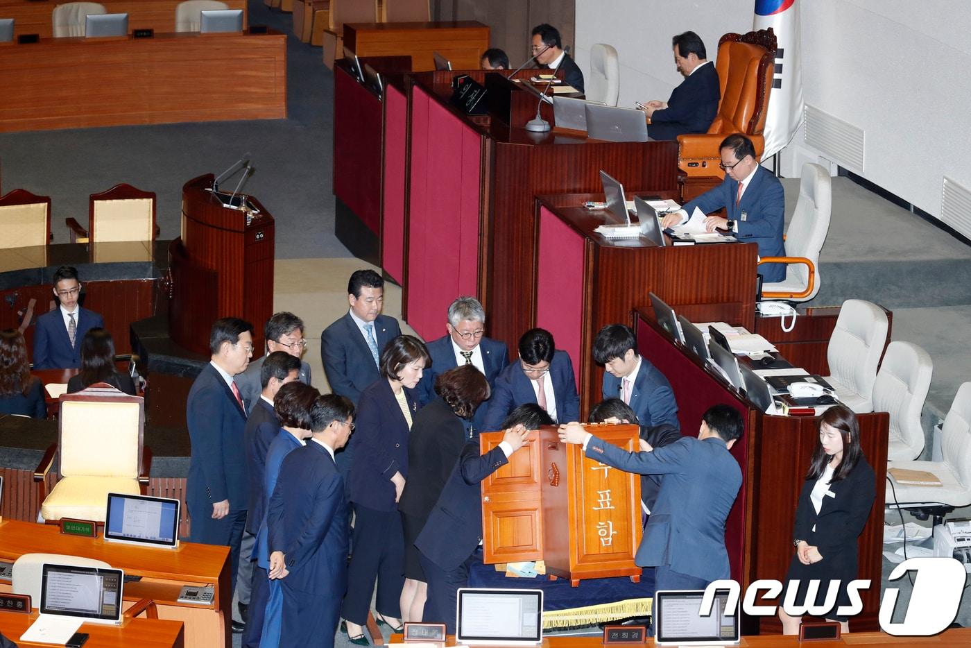 본문 이미지 - 21일 서울 여의도 국회에서 열린 본회의에서 홍문종, 염동열 자유한국당 의원에 대한 체포동의안 투표함이 개봉되고 있다. 이날 두 의원에 대한 체포동의안은 부결됐다. 2017.5.21/뉴스1 ⓒ News1 안은나 기자