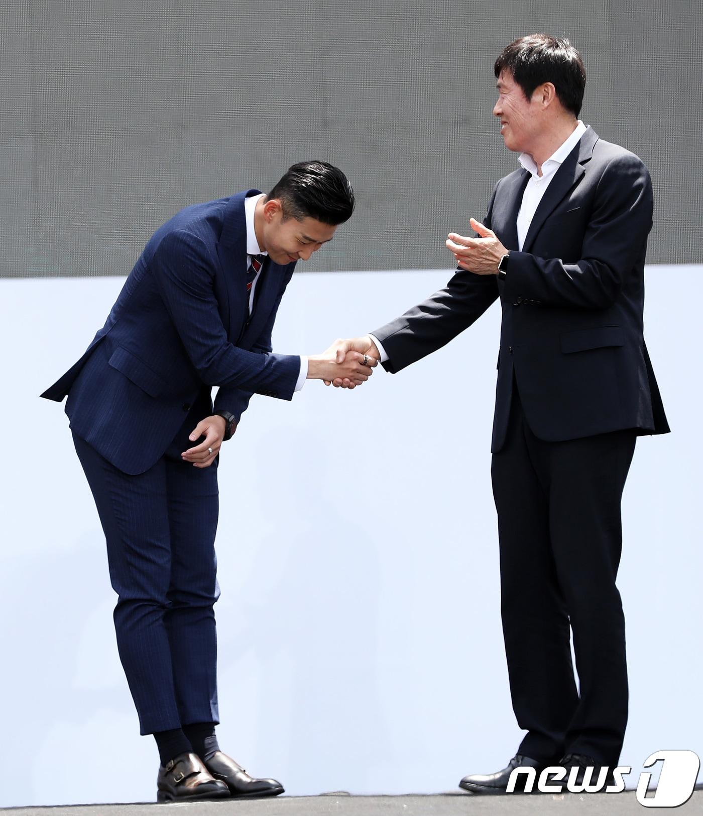 본문 이미지 - 손흥민(왼쪽)과 차범근. 2018.5.21/뉴스1 ⓒ News1 오대일 기자