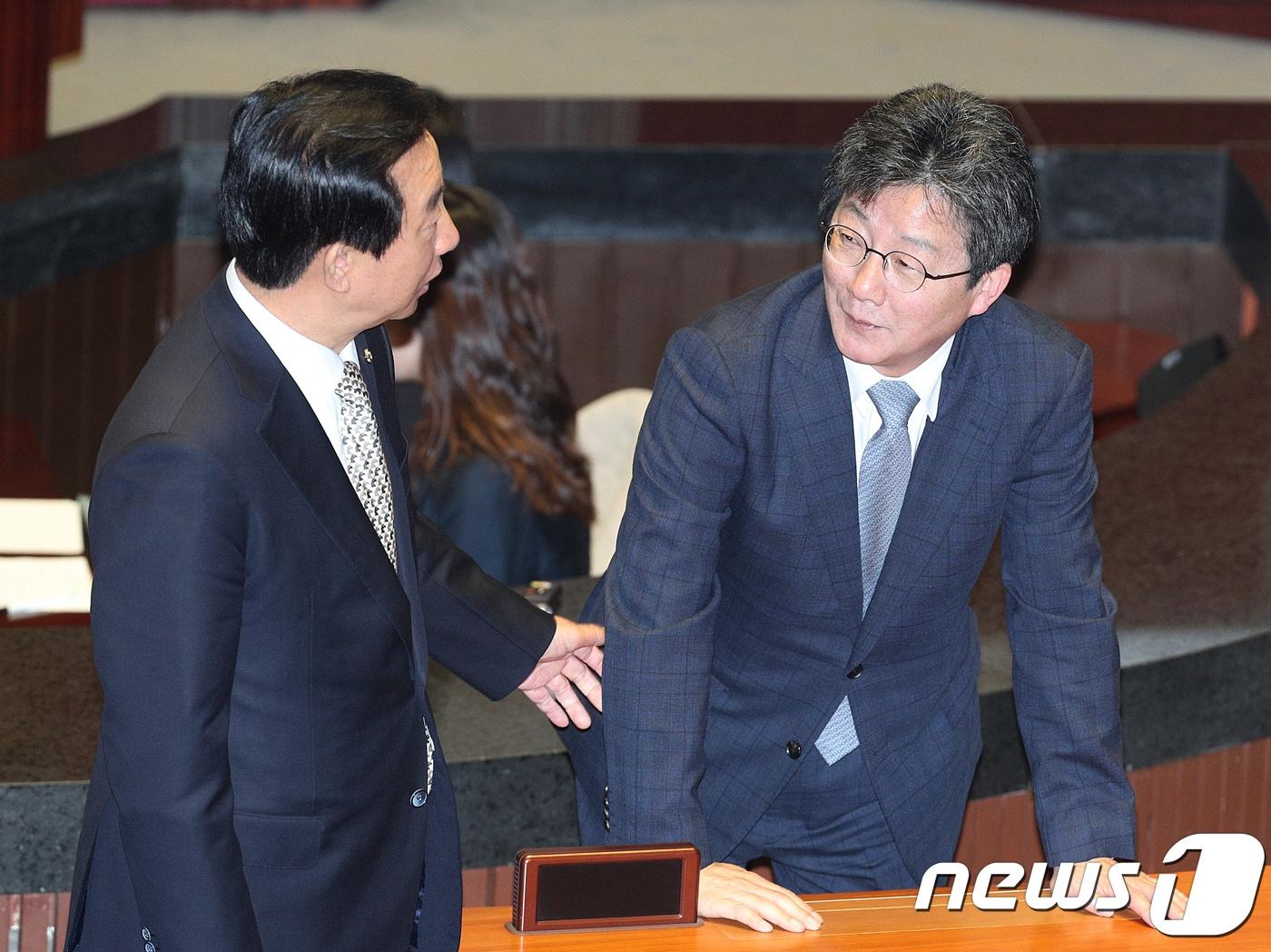 본문 이미지 - 2018년 5월 21일 당시 김성태 자유한국당 원내대표(오른쪽)와 유승민 바른미래당 공동대표가 서울 여의도 국회에서 열린 본회의에서 대화하고 있다.  ⓒ News1 신웅수 기자