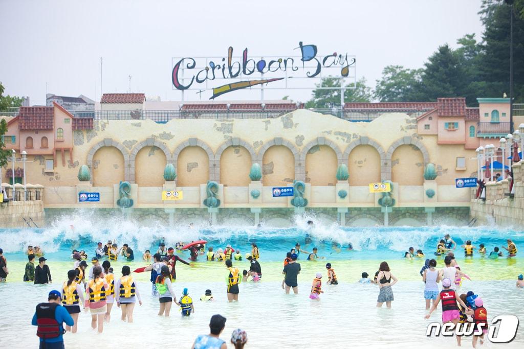 본문 이미지 - 캐리비안 베이 야외 파도풀.(캐리비안 베이 제공)ⓒ News1