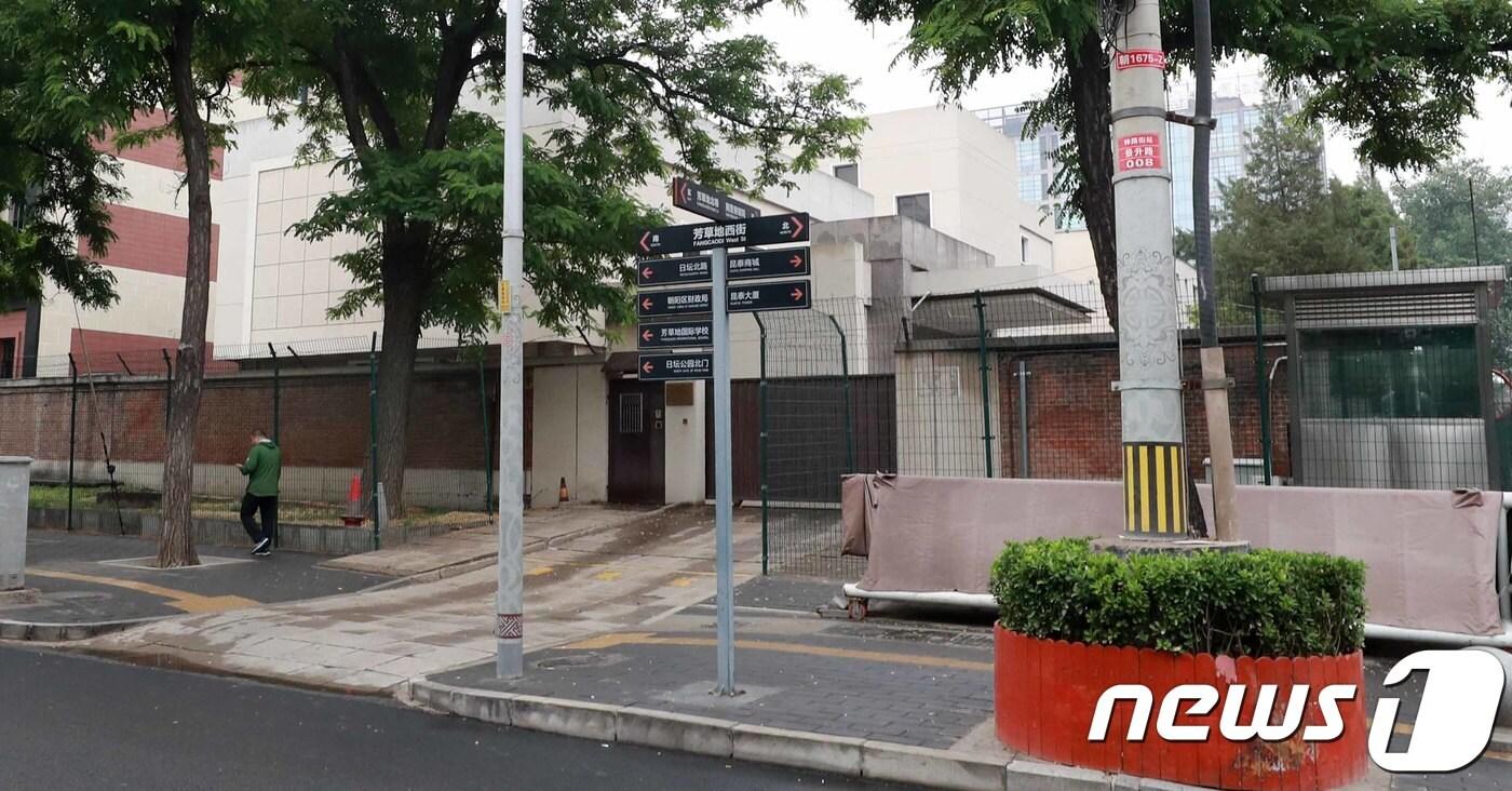 21일 중국 베이징 북한대사관. 북한은 이날 판문점 연락채널이 닫힐때까지 풍계리 핵실험장 폐기행사 남측공동취재단 초청에 대한 언급이 없었다.2018.5.21/뉴스1 ⓒ News1 사진공동취재단