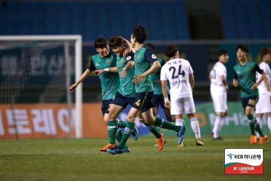 본문 이미지 - 안산 그리너스 선수들이 21일 안산 와스타디움에서 열린 성남FC와의 KEB하나은행 K리그2 2018 12라운드에서 득점 후 기뻐하고 있다. (한국프로축구연맹 제공) ⓒ News1