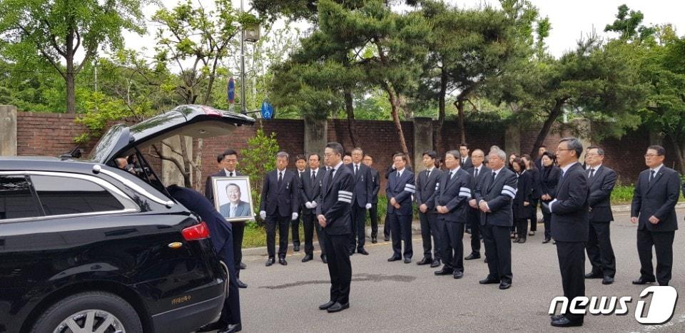 본문 이미지 - 구본무 LG그룹 회장의 발인이 22일 오전 서울대병원에서 엄수됐다. 구본무 회장의 외아들인 구광모 LG전자 상무가 운구차를 향해  서 있는 모습. ⓒ News1 장은지 기자