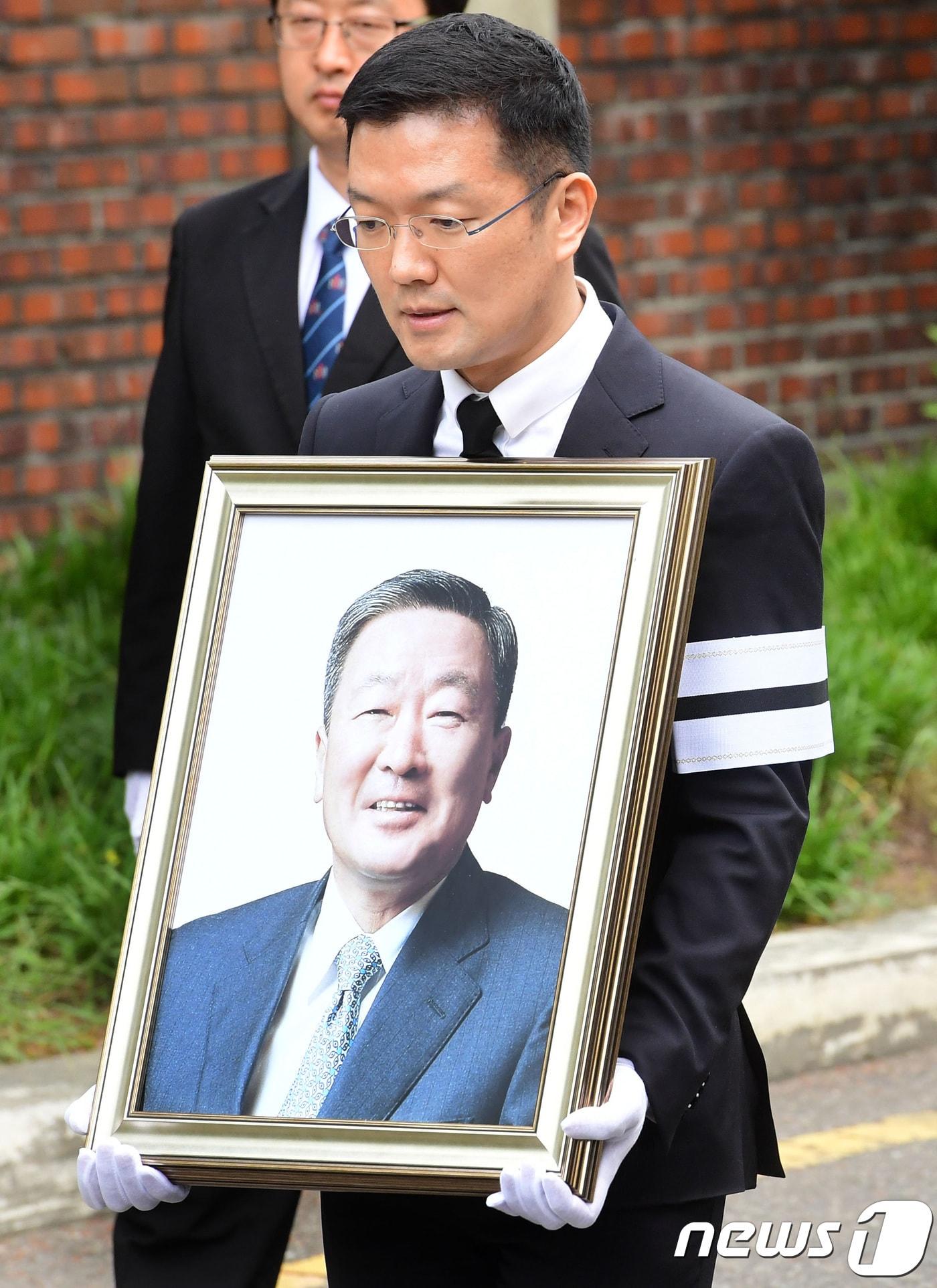 본문 이미지 - 고&#40;故&#41; 구본무 LG 회장의 맏사위 윤관 블루런벤처스 대표가 고인의 영정을 들고 있다. 2018.5.22/뉴스1 ⓒ News1 사진공동취재단