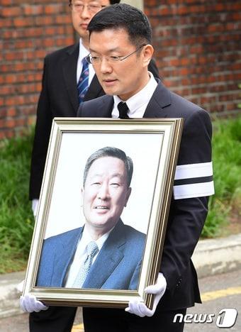 본문 이미지 - 지난 2018년 고&#40;故&#41; 구본무 LG 회장의 발인식에서 고인의 맏사위인 윤관 블루런벤처스 대표가 영정을 들고 있는 모습. 2018.5.22/뉴스1 ⓒ News1 사진공동취재단