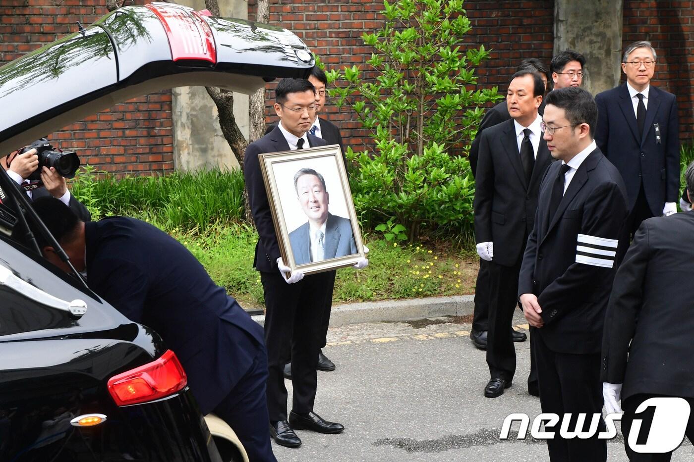 22일 오전 서울 종로구 연건동에서 열린 고(故) 구본무 LG 회장의 발인식에서 고인의 장남인 구광모 LG전자 상무가 운구차량을 보며 마지막 인사를 하고 있다. 2018.5.22/뉴스1 ⓒ News1 사진공동취재단