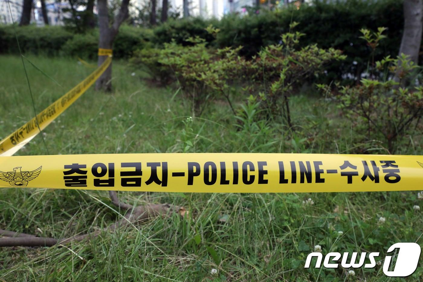 본문 이미지 - 지난달 30일 광주에서 발생한 집단폭행 사건 현장에 폴리스 라인이 설치돼 있다.2018.5.22/뉴스1