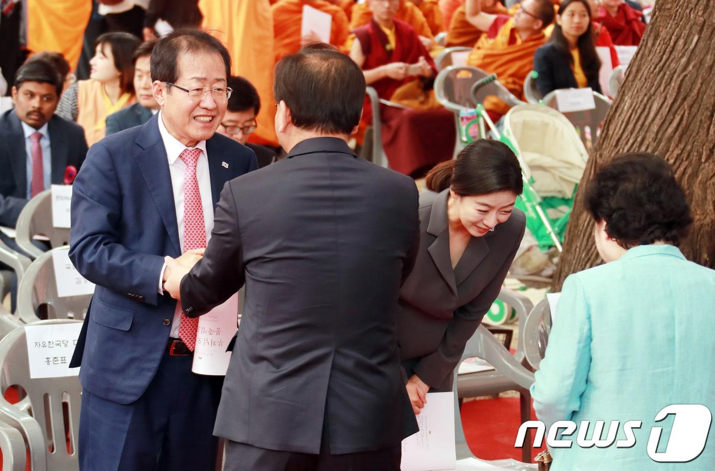 본문 이미지 - 2018년 5월 22일 서울 종로구 견지동 조계사에서 열린 불기 2562년 부처님 오신날 봉축법요식에서 홍준표 자유한국당 대표와 김부겸 행정안전부 장관이 악수를 나누고 있다. 2018.5.22 ⓒ 뉴스1 이동원 기자